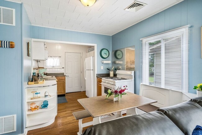 Building Photo - Off Season Rates at Lake Wawasee!