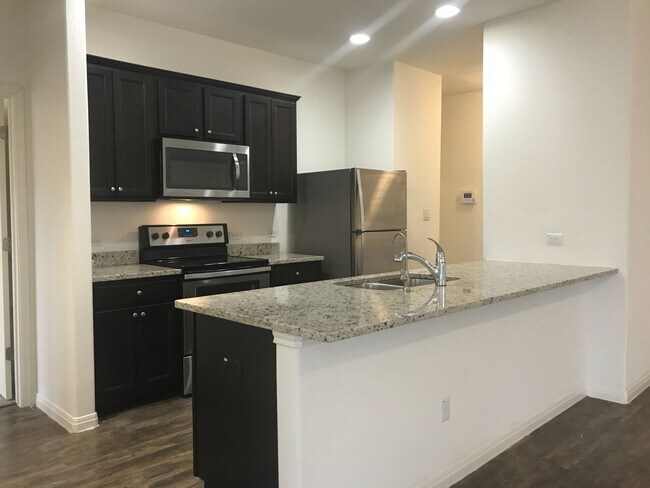 Building Photo - LIKE NEW 3/2 WITH SOLAR!