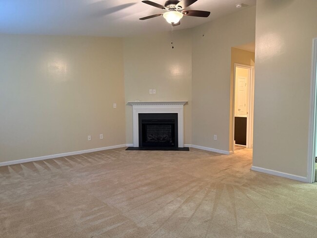 Building Photo - Raleigh Townhome Convenient to I440 & I540...