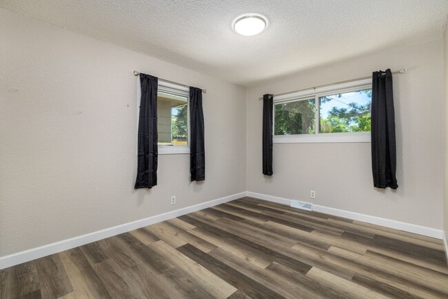 Building Photo - 5 bedroom 2 bath rental