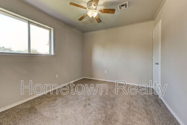 Building Photo - 2401 Piccadilly Cir