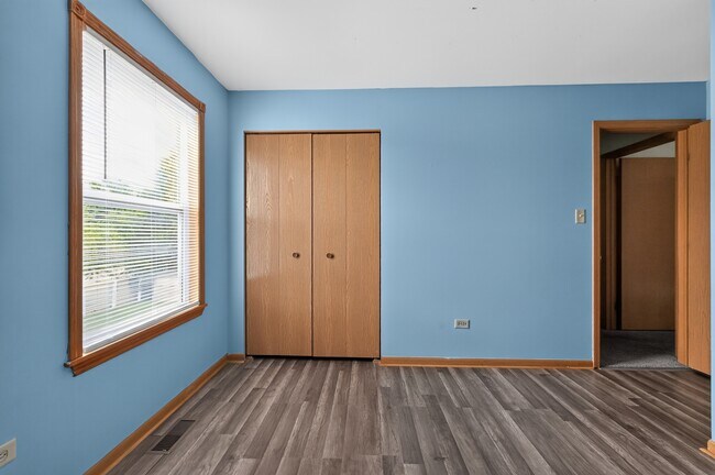 Building Photo - 1301 Brookfield Dr