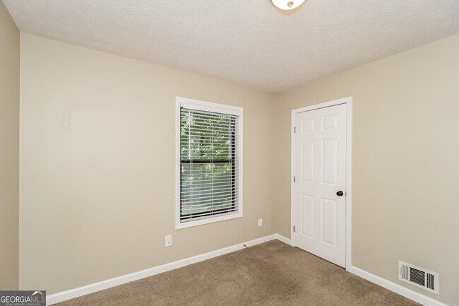 Building Photo - 5824 Stonehaven Dr NW
