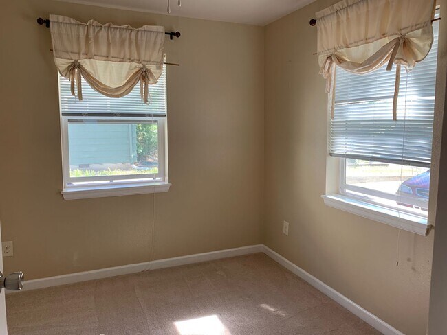 Building Photo - 4 Bedroom Duplex
