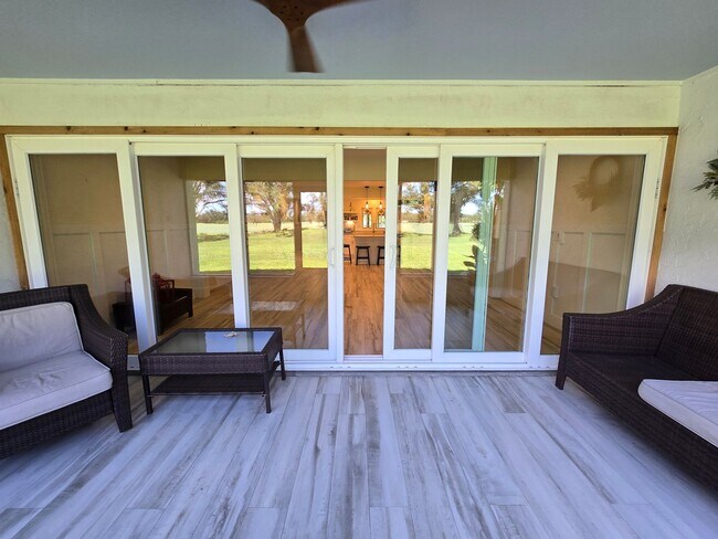 Building Photo - Stunning 2 Bed / 2.5 Bath Townhouse with G...