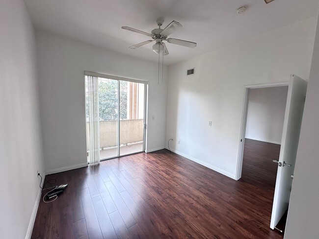Building Photo - Modern Downtown Long Beach Condo with Ocea...