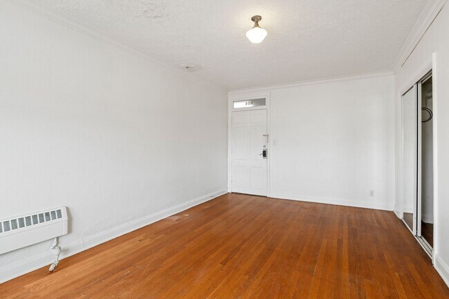 Building Photo - 28 E 16th St