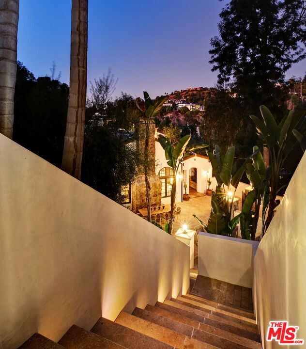 Building Photo - 2570 Nichols Canyon Rd