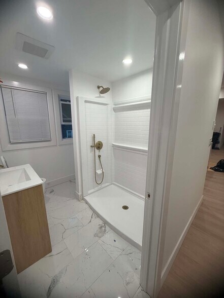 Building Photo - 219 Willow Dr