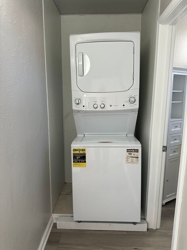 Building Photo - Renovated 1 Bedroom, 1 Bath Ground Floor Apartment with Washer/Dryer and 1 Car Garage