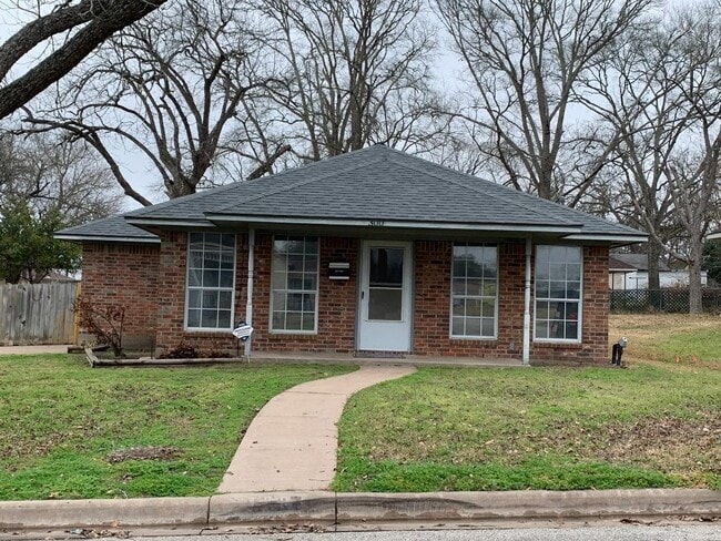 Building Photo - 300 Baber St