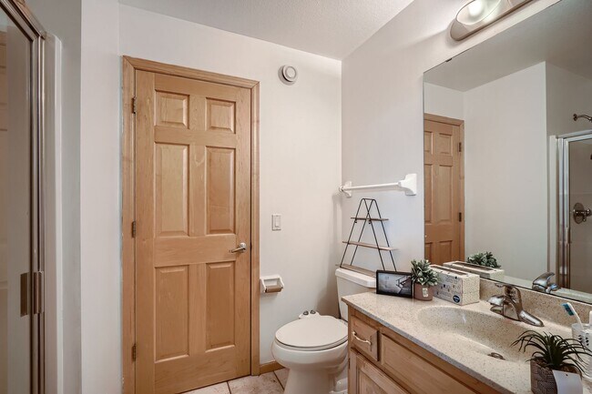 Building Photo - Beautiful 3-Bed 3-Bath Townhouse in Shoreview!