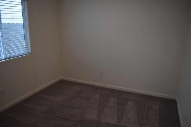 Building Photo - 662 Pegasus Dr