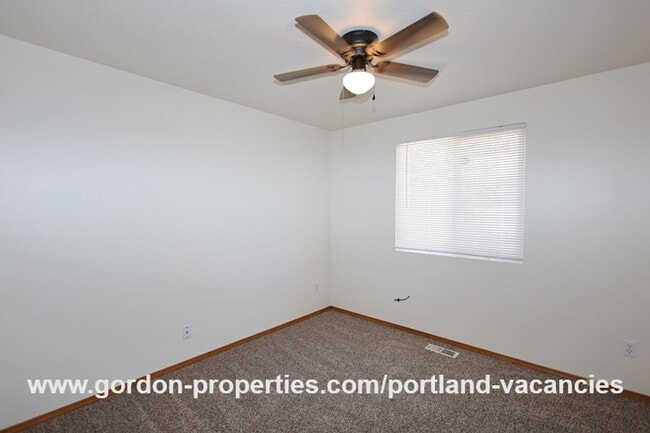 Building Photo - SE Schiller St - ranch style 3 bedroom home