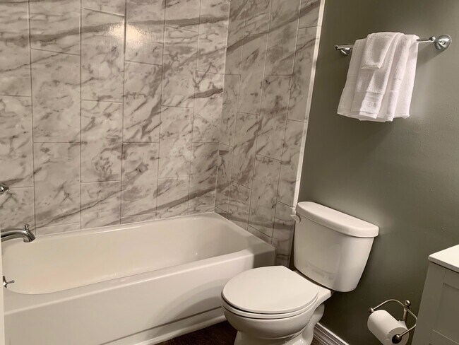 Building Photo - 1 Bed | 1 Bath Condo Near Glenwood - Water...