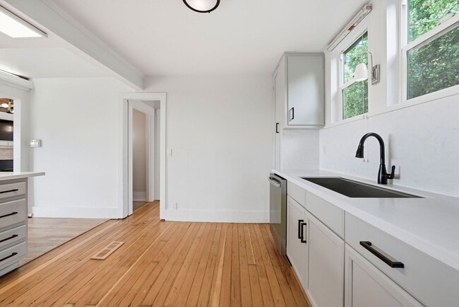 Building Photo - 4 Bed/2.5 Bath Multilevel Home with Amazing Views!