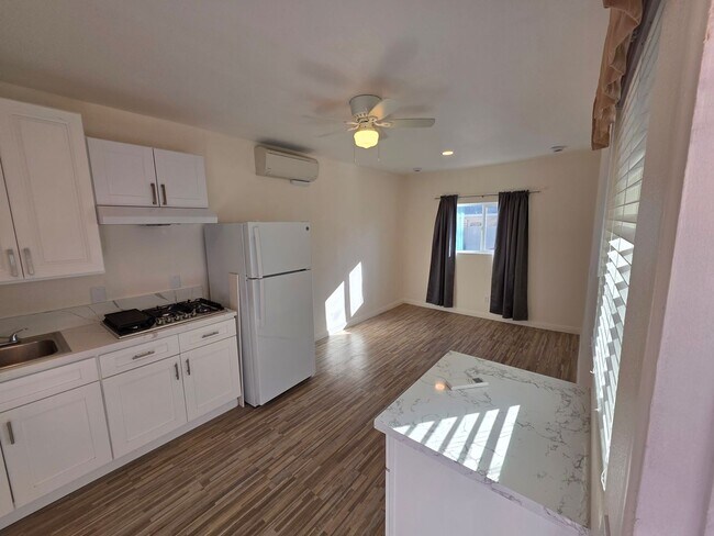 Building Photo - 524 W Greenwood Ave