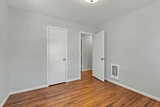 Building Photo - 634 James Ave