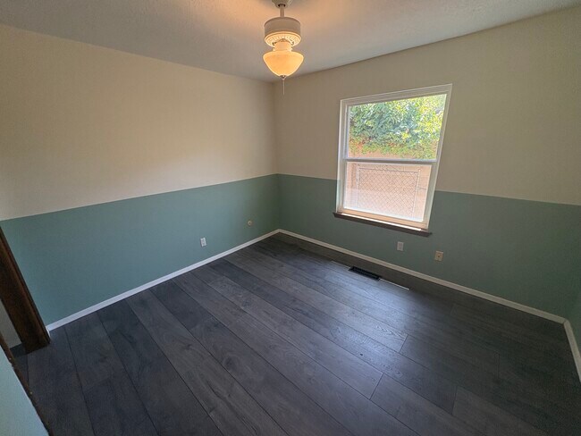 Building Photo - 7116 Ticonderoga Rd NE