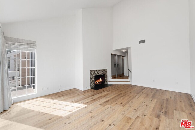 Building Photo - 4342 Redwood Ave