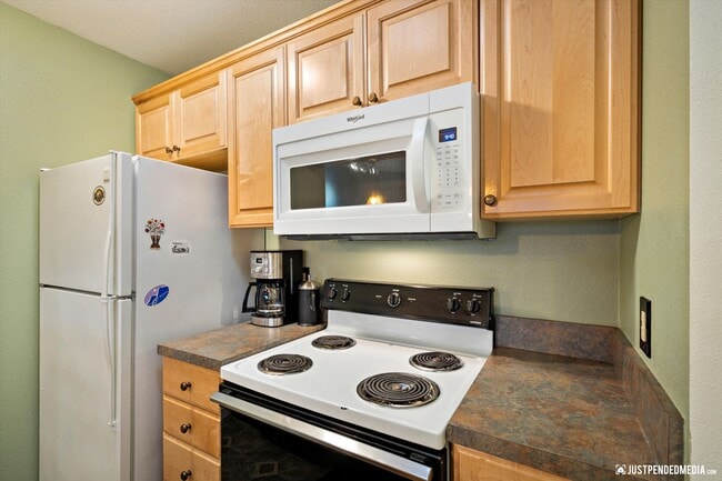 Building Photo - Executive Style Condominium