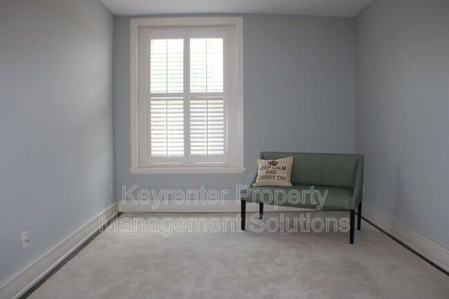 Building Photo - 100 W Village Dr