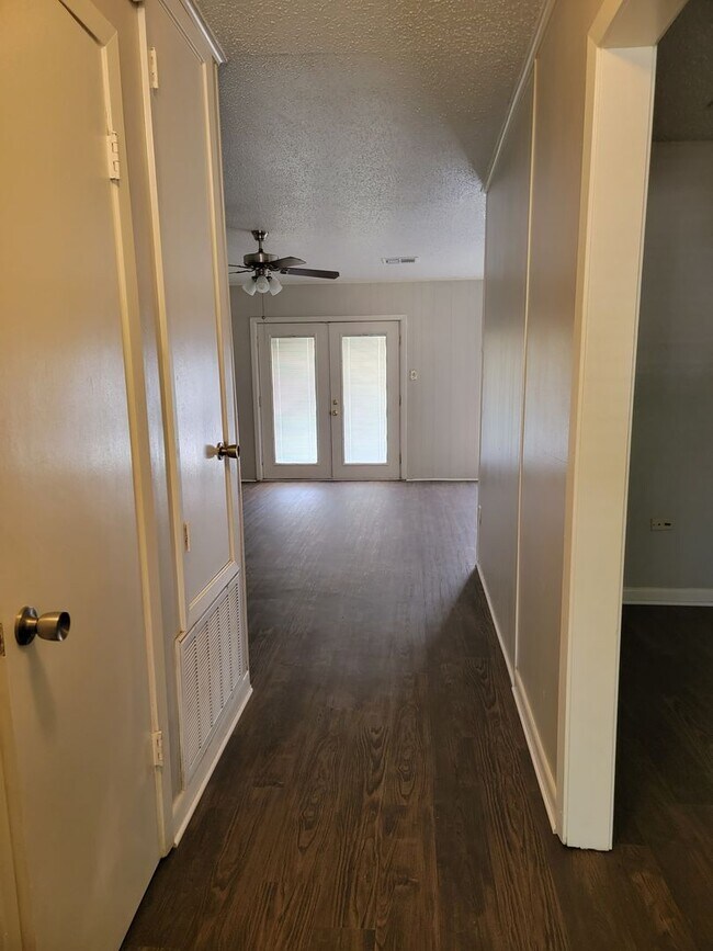 Building Photo - 3 Bedroom 2 bathroom Bossier City
