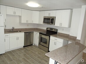 Building Photo - 1 bed / 1 bath condo with a bonus den - Co...