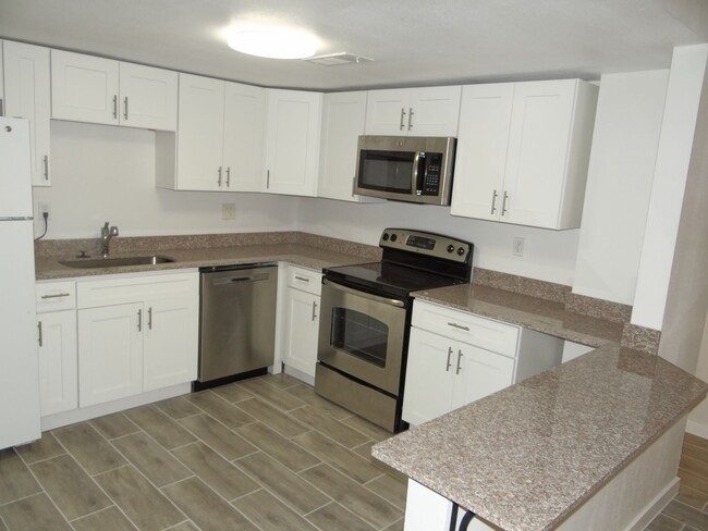 Primary Photo - 1 bed / 1 bath condo with a bonus den - Co...