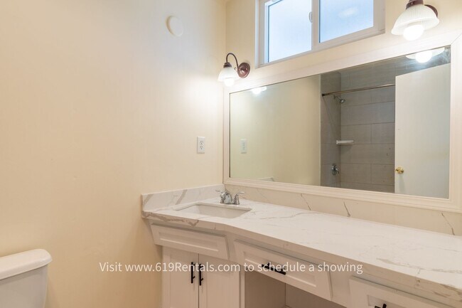Building Photo - 4 Bedroom, 3 Bath Large House with Mountai...