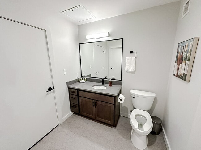 Building Photo - 403 W 4th St N