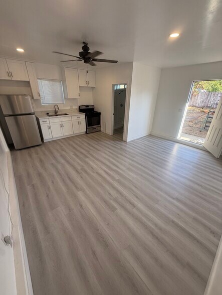 Building Photo - 449 S Pampas Ave