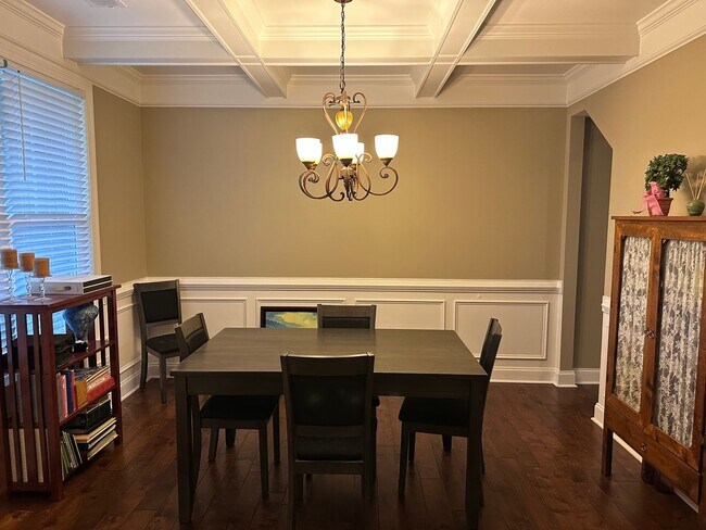 Building Photo - Welcome to this spacious 6 bedroom, 4 bath...
