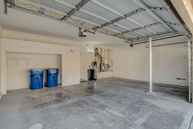 Building Photo - Luxury 5-Bedroom Guard-Gated Home with Pool, Spa & 3 En-Suite Bedrooms