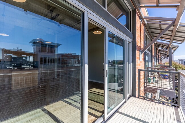 Building Photo - 1331 S Flores St