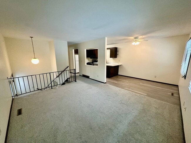 Building Photo - Elegant Townhome Living in a Prime Eagan Location!!