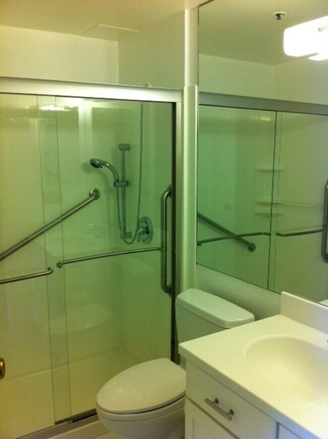 Building Photo - Nicely upgraded 2BR 2BA Condo located in the East Tower at the Opera Plaza!