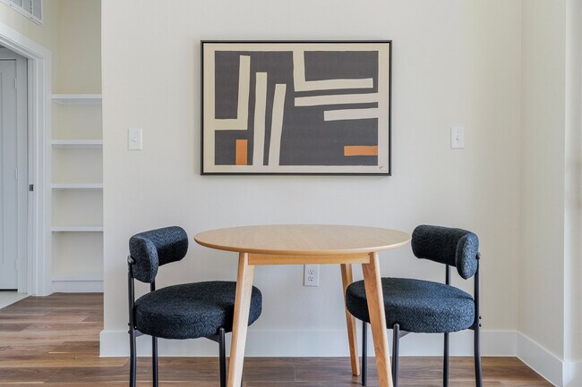 Building Photo - 1501 W Howard Ln