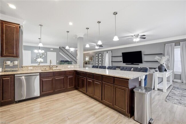 Building Photo - 1859 Parkview Ave