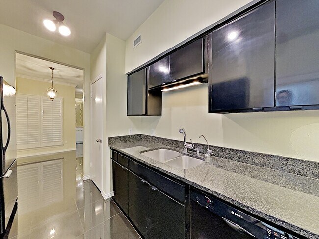 Building Photo - 4343 Bellaire Dr S