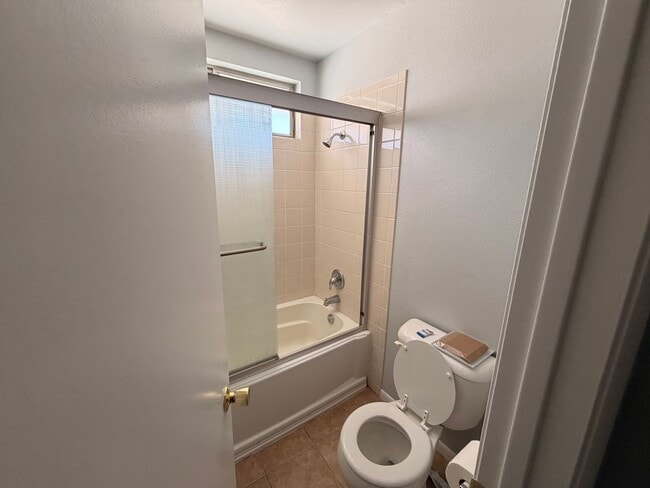 Building Photo - Welcome to this charming single-story home located in the Sunrise Manor!