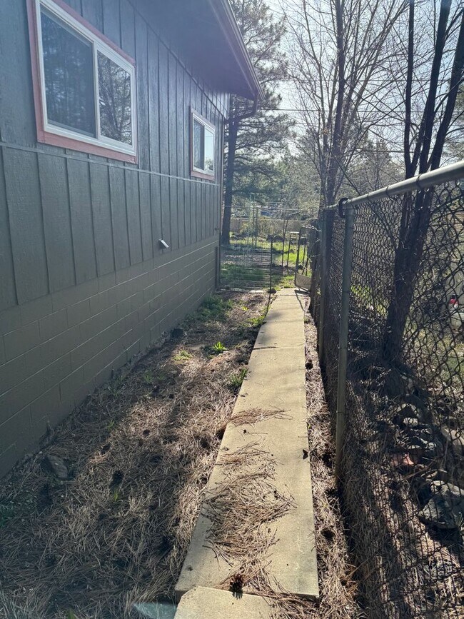 Building Photo - Back Unit of a Great Duplex in the Heart o...