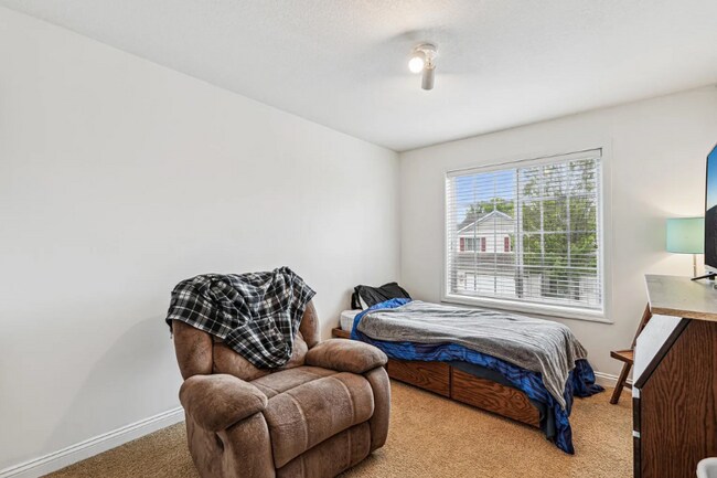 Building Photo - 21113 Clydesdale Curve N