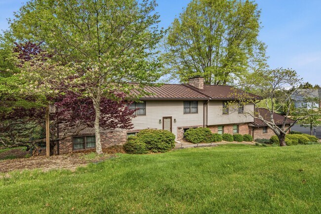 Building Photo - Spacious 5-Bedroom Home in Prestigious Blacksburg Country Club Estates