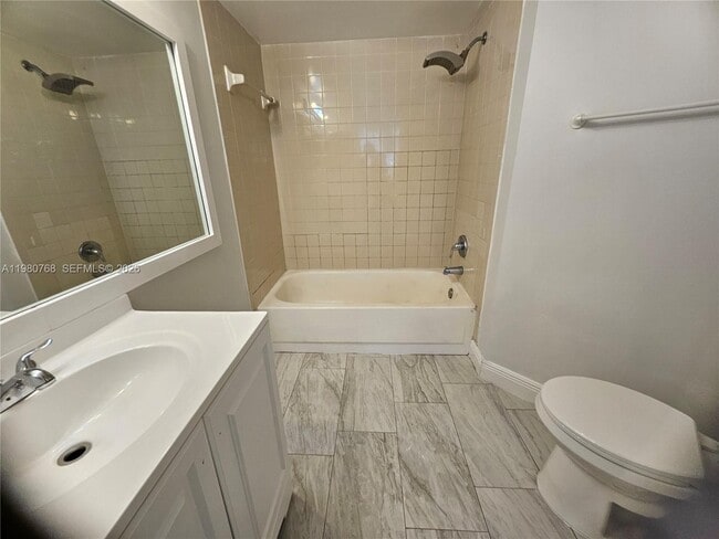 Building Photo - 216 Lake Pointe Dr