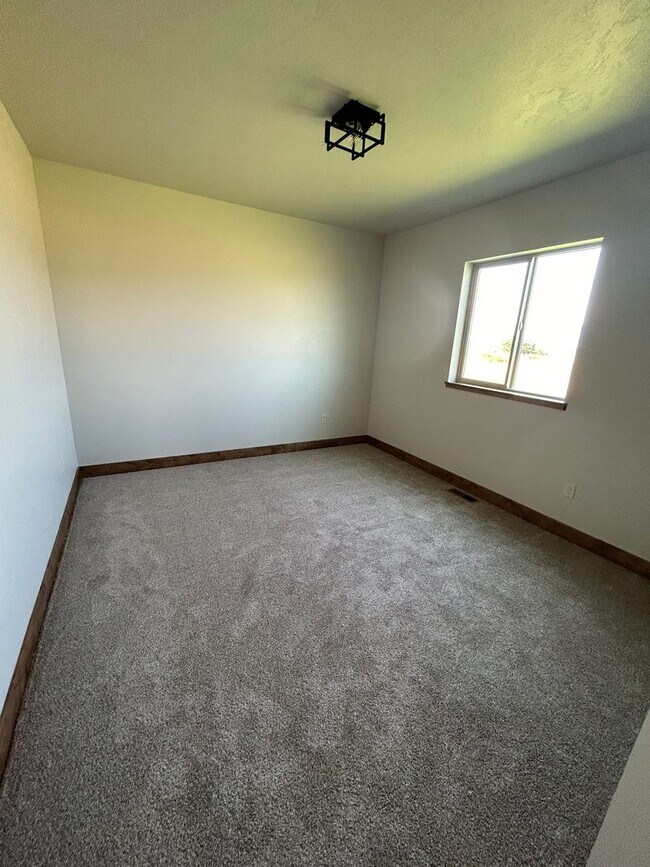 Building Photo - Beautiful Home in Rural Setting