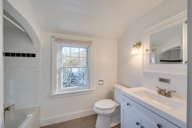 Building Photo - Charming 3-Bedroom Home with Spacious Base...