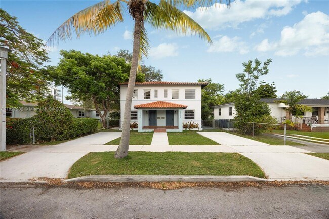Building Photo - 2332 SW 26th Ln