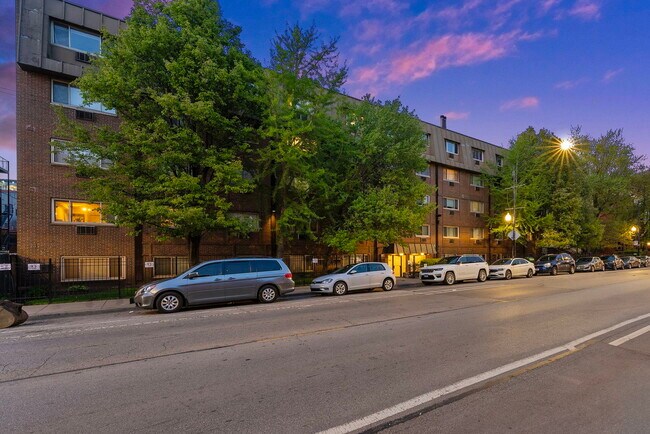 Building Photo - 900 W Fullerton Ave