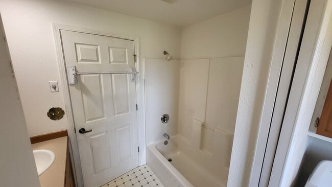 Building Photo - 3 Bed 2 Bath Single level - Horse Property...